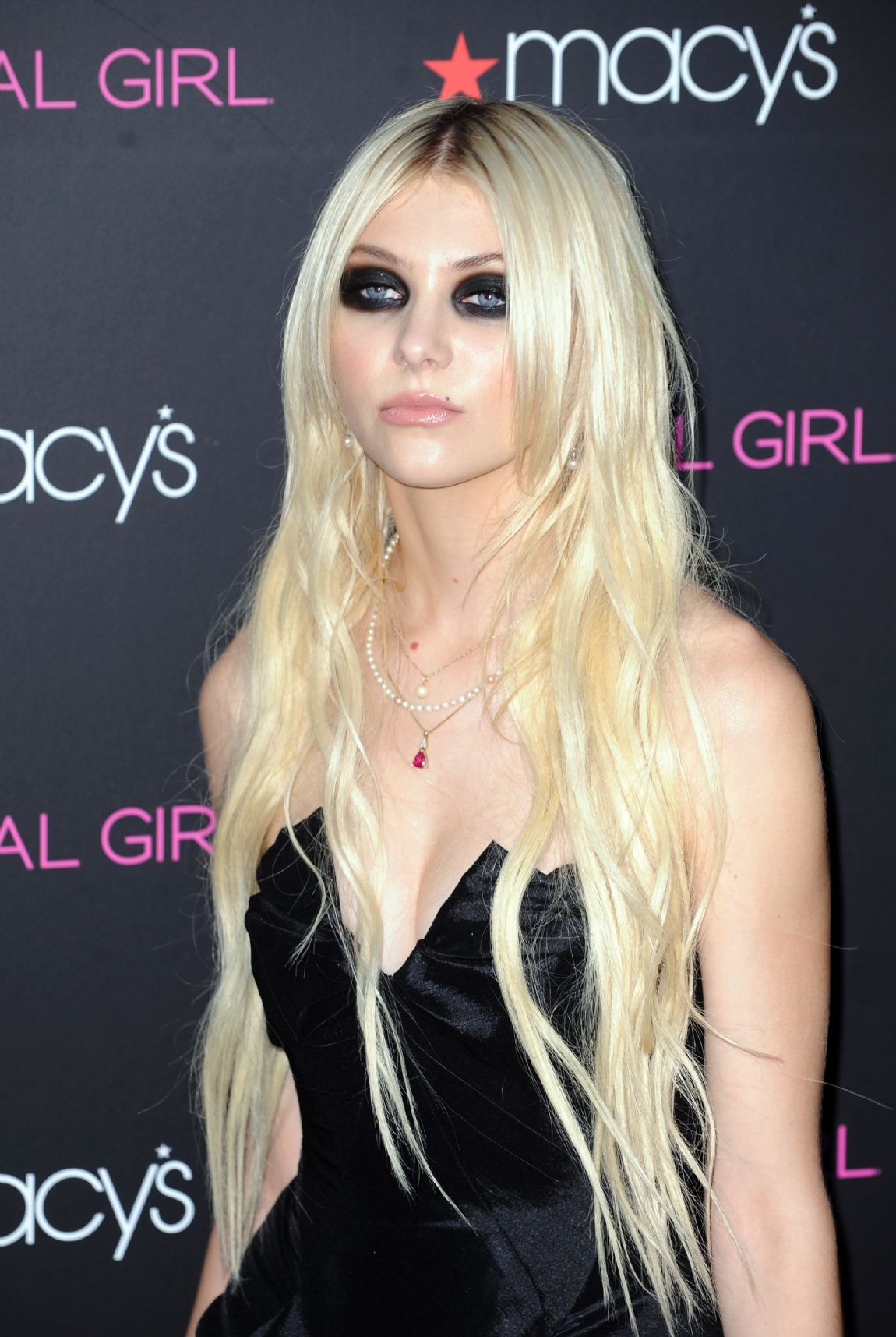 Number of votes: 1. There are 419 more pics in the <b>Taylor</b> <b>Momsen</b> photo gall...