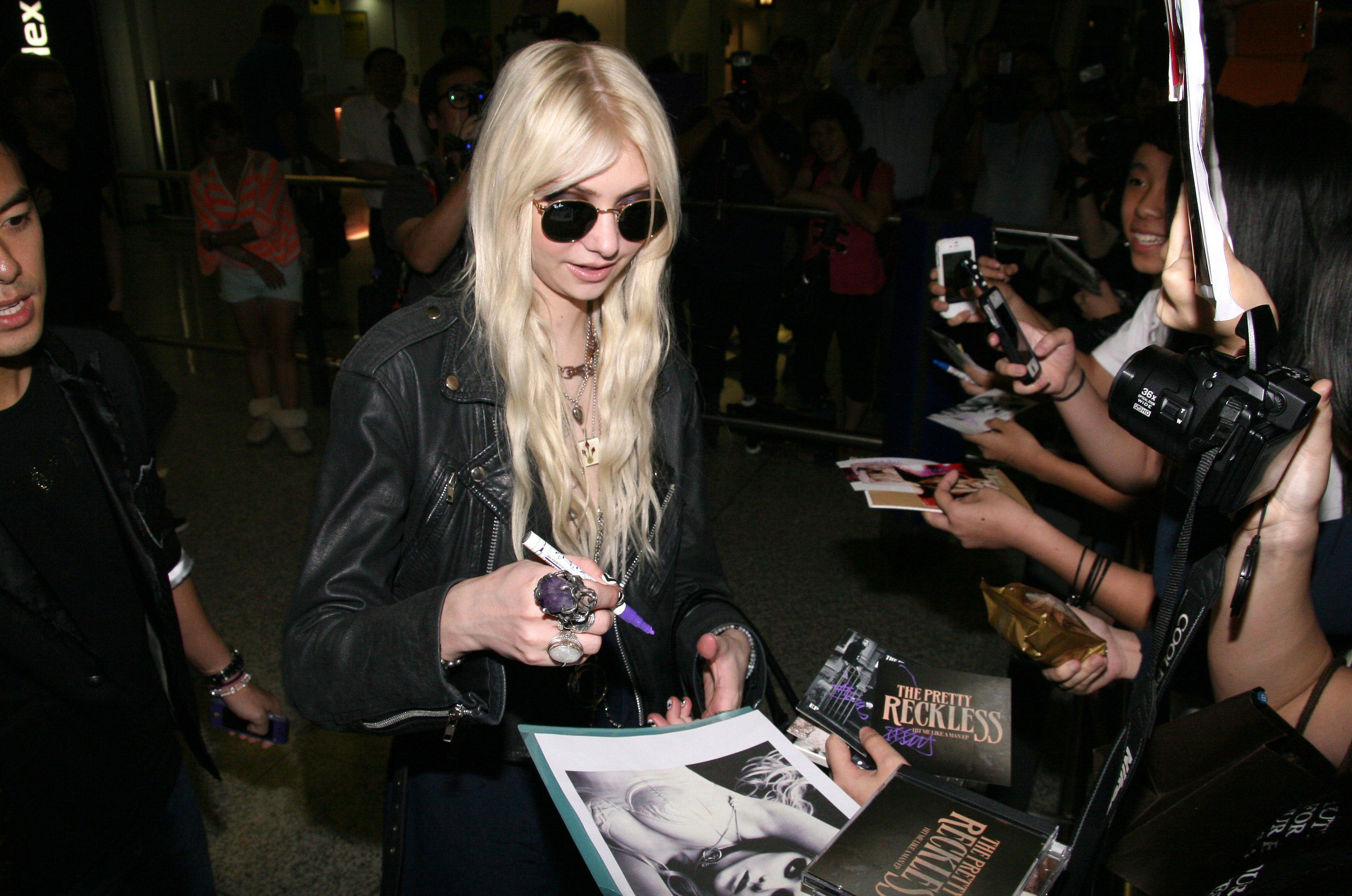 Number of votes: 2. There are 419 more pics in the <b>Taylor</b> <b>Momsen</b> photo gall...