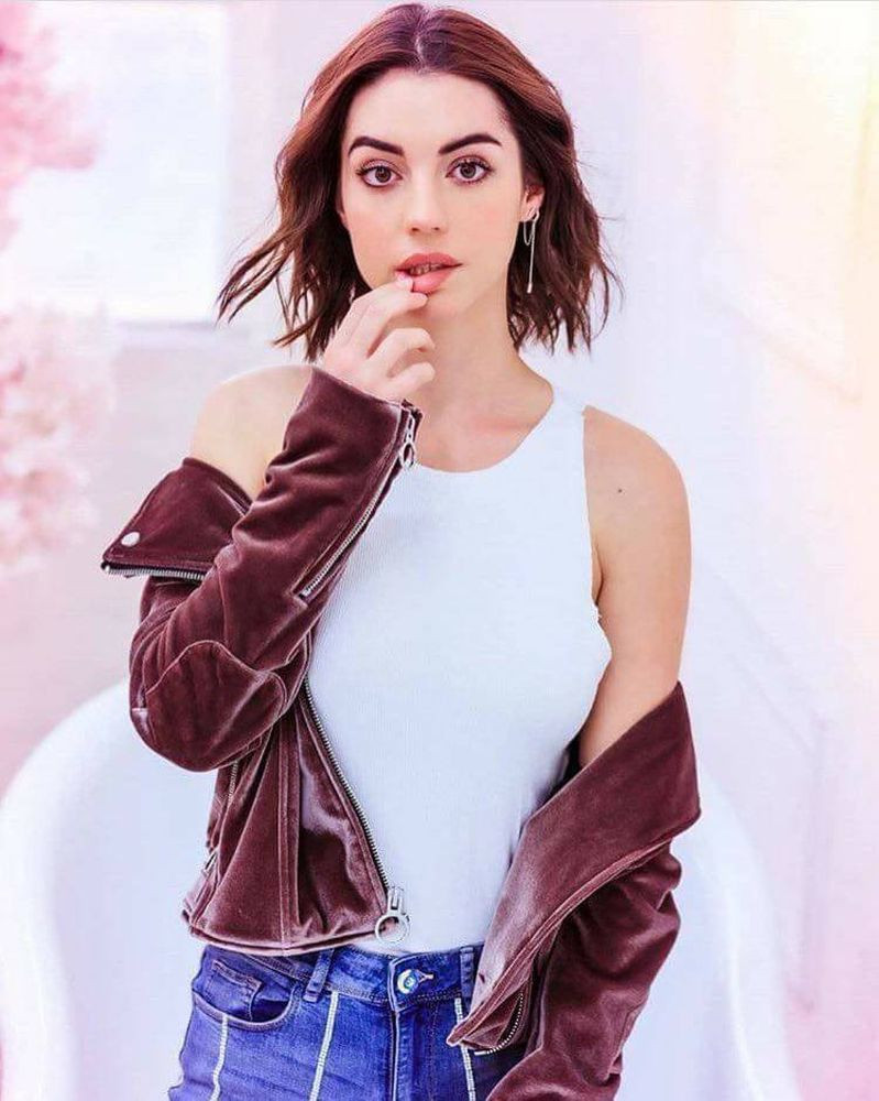 Adelaide Kane: pic #1028103