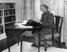 Agatha Christie photo #