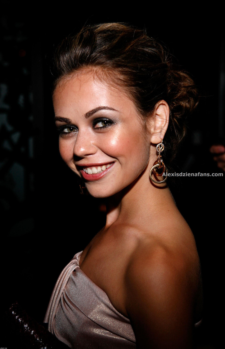 Alexis Dziena: pic #204857