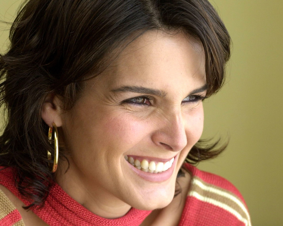 Angie Harmon: pic #244023
