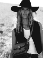Anna Ewers photo #