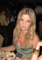Annabelle Wallis photo #