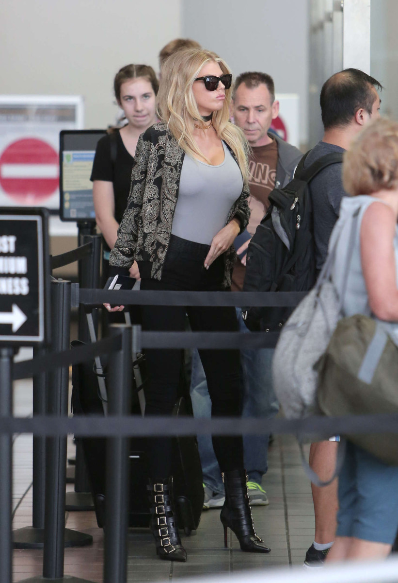 charlotte_mckinney_at_lax_airport_01-gth