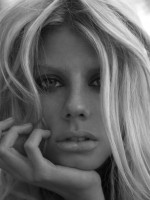 Charlotte Mckinney photo #