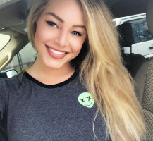 Courtney Tailor photo #