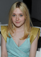 Dakota Fanning photo #