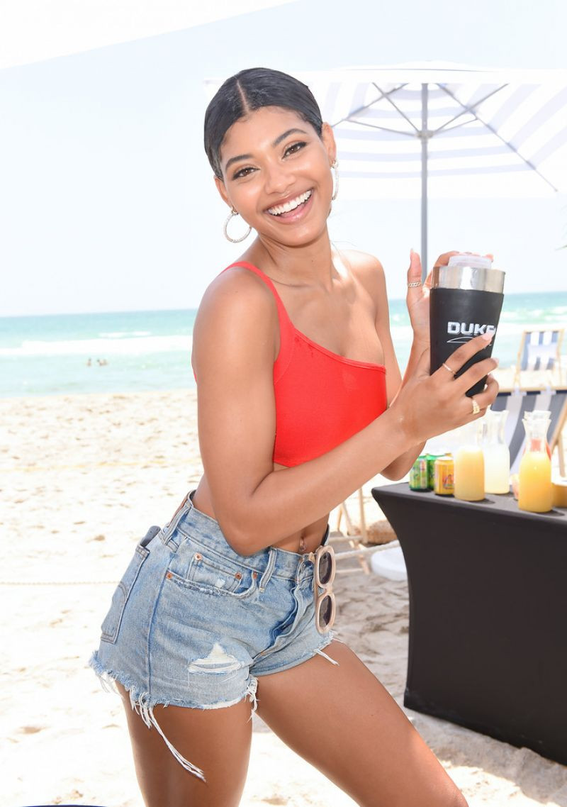 Danielle Herrington: pic #1157115