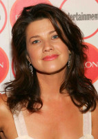 Daphne Zuniga photo #