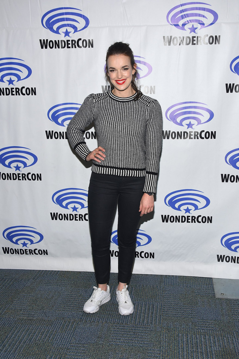 Elizabeth Henstridge: pic #1266261