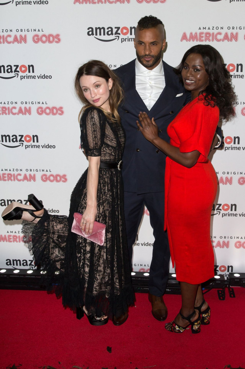 Emily Browning: pic #922314