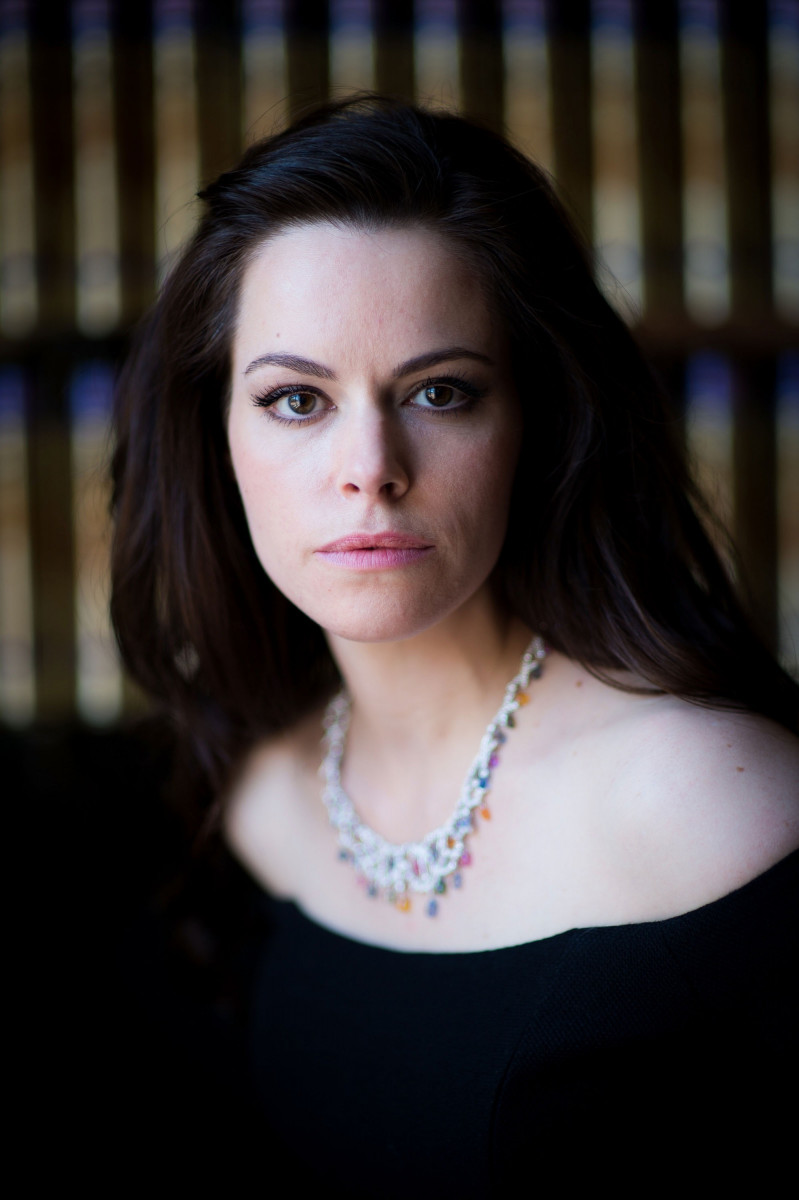 Emily Hampshire: pic #934352