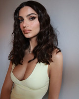 Emily Ratajkowski photo #