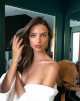 Emily Ratajkowski photo #