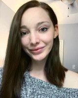 Emma Dumont photo #