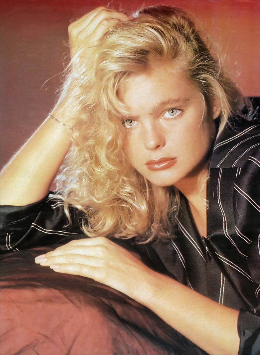 Erika Eleniak: pic #1313378