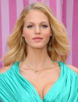 Erin Heatherton photo #