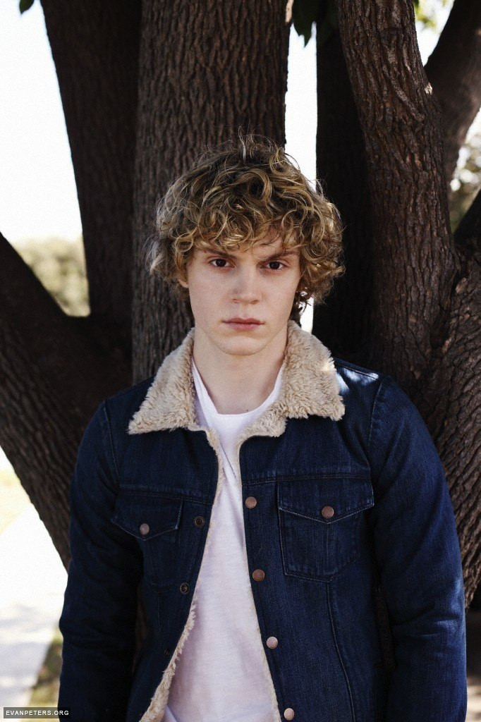 Evan Peters: pic #715221