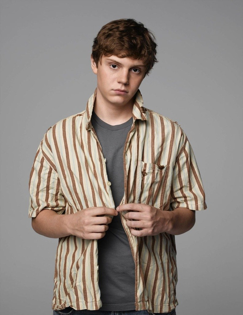 Evan Peters: pic #716448