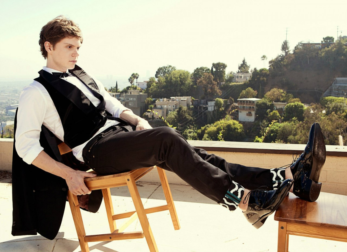 Evan Peters: pic #713855