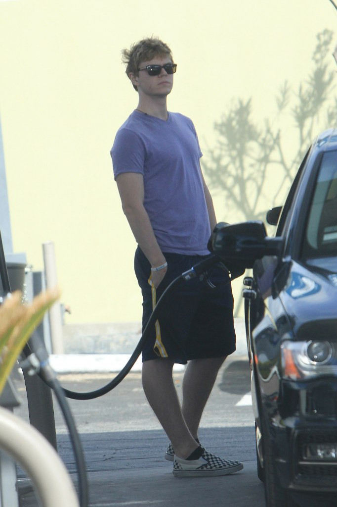 Evan Peters: pic #709860