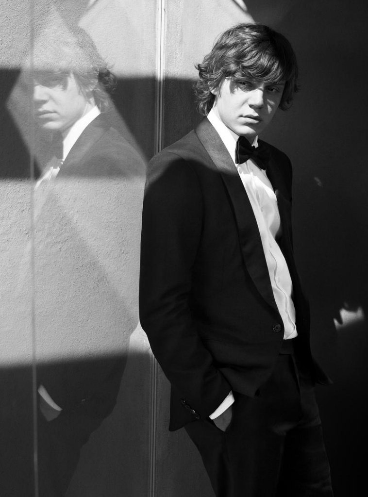 Evan Peters: pic #711958