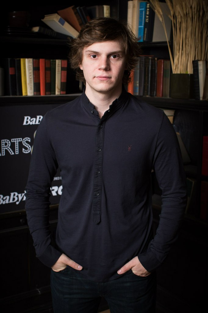 Evan Peters: pic #711910