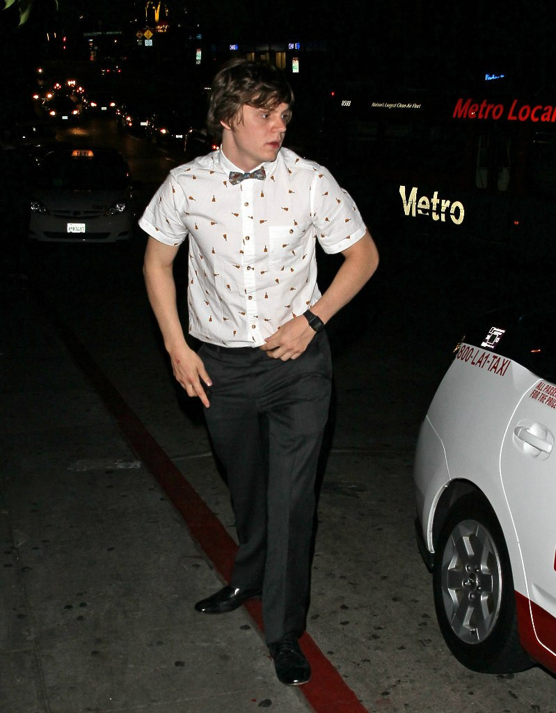 Evan Peters: pic #709903