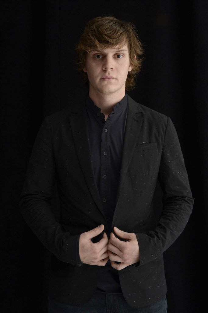 Evan Peters: pic #710957