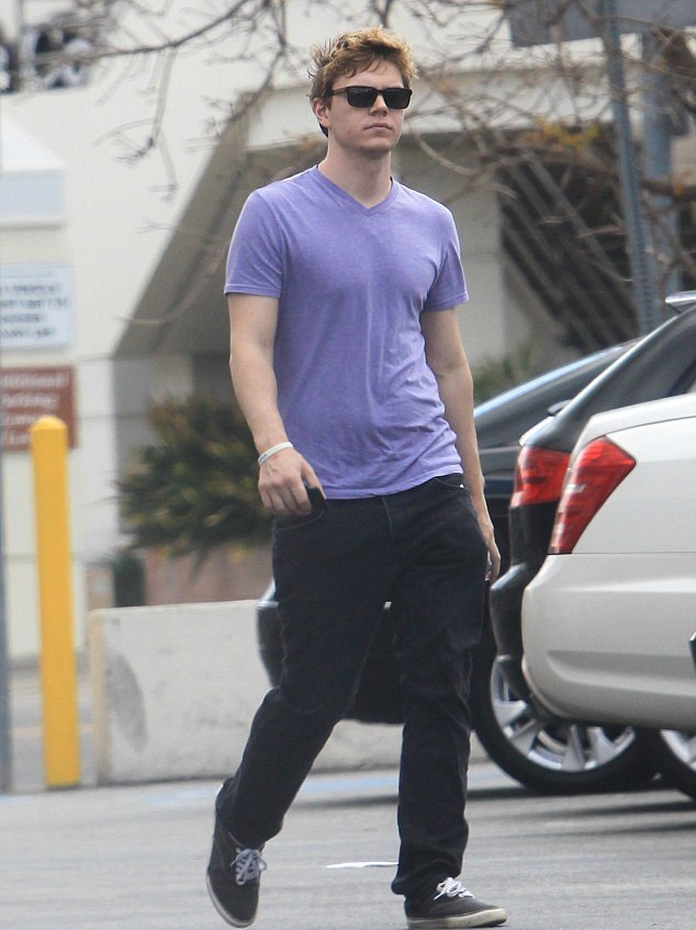 Evan Peters: pic #709861
