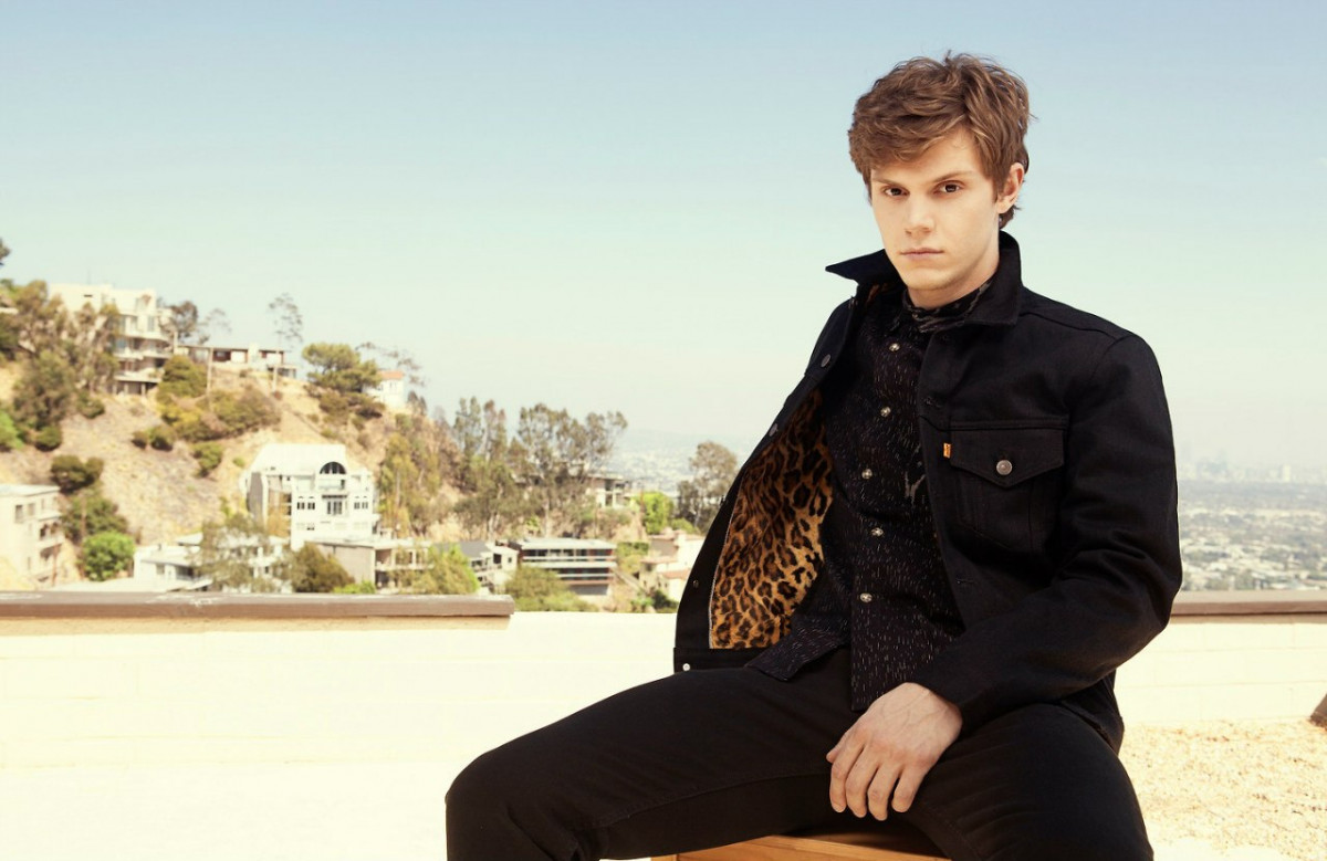 Evan Peters: pic #713858