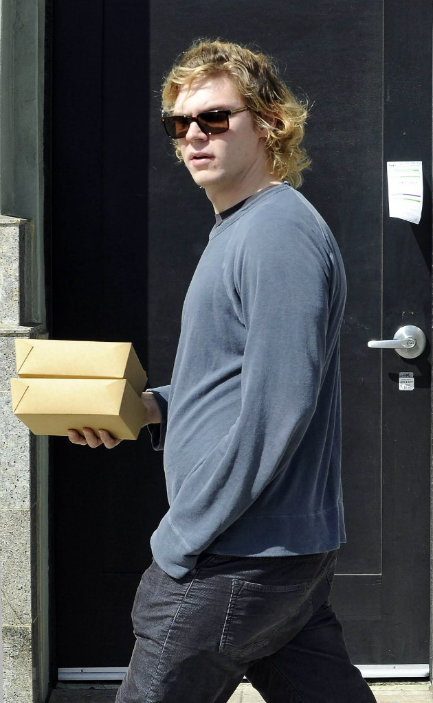 Evan Peters: pic #707449