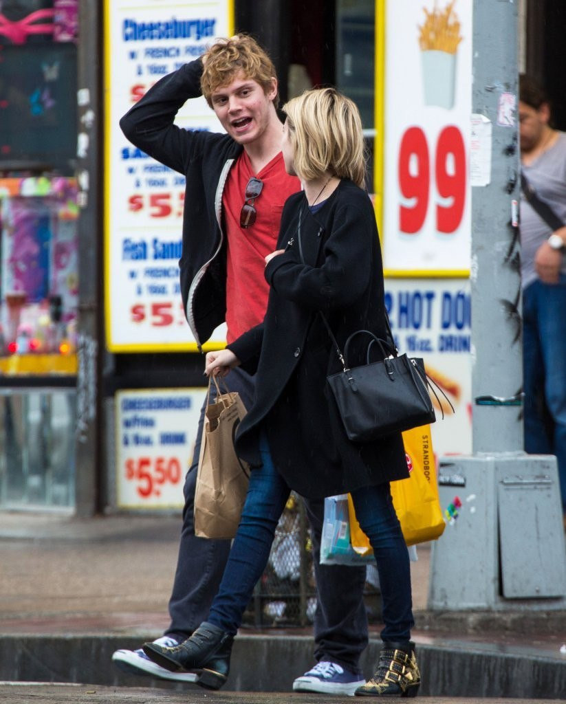 Evan Peters: pic #709872
