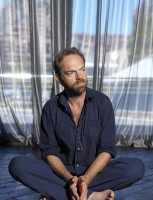 Hugo Weaving photo #