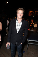 Hunter Parrish photo #