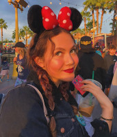 Iris Apatow photo #