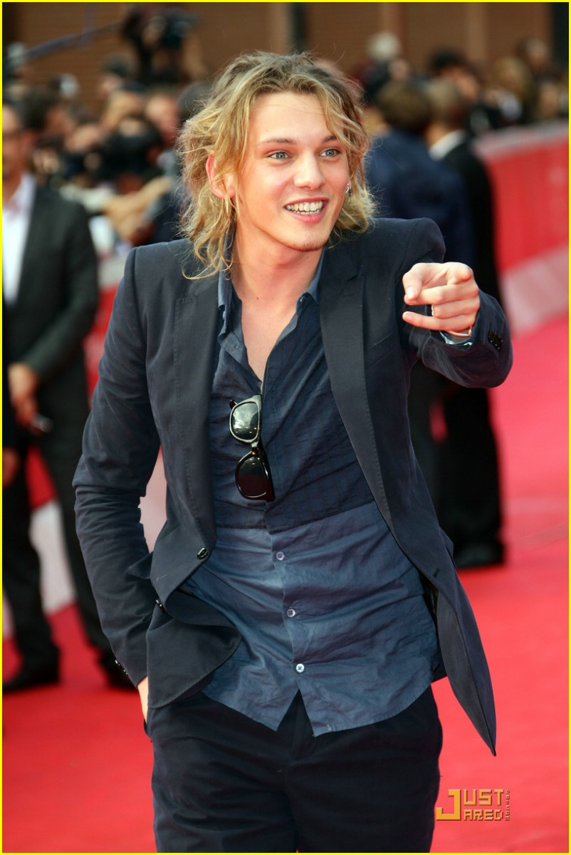 Jamie Campbell-Bower: pic #498383