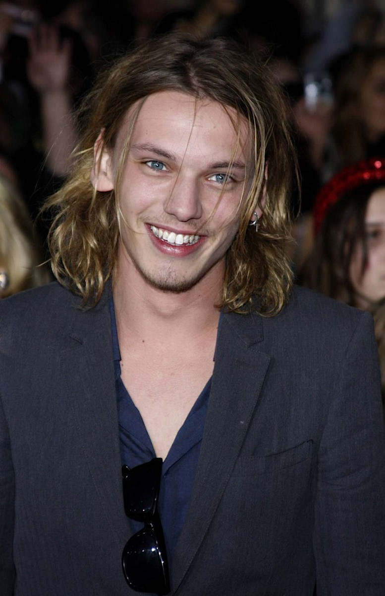 Jamie Campbell-Bower: pic #331023