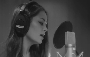 Jasmine Thompson photo #