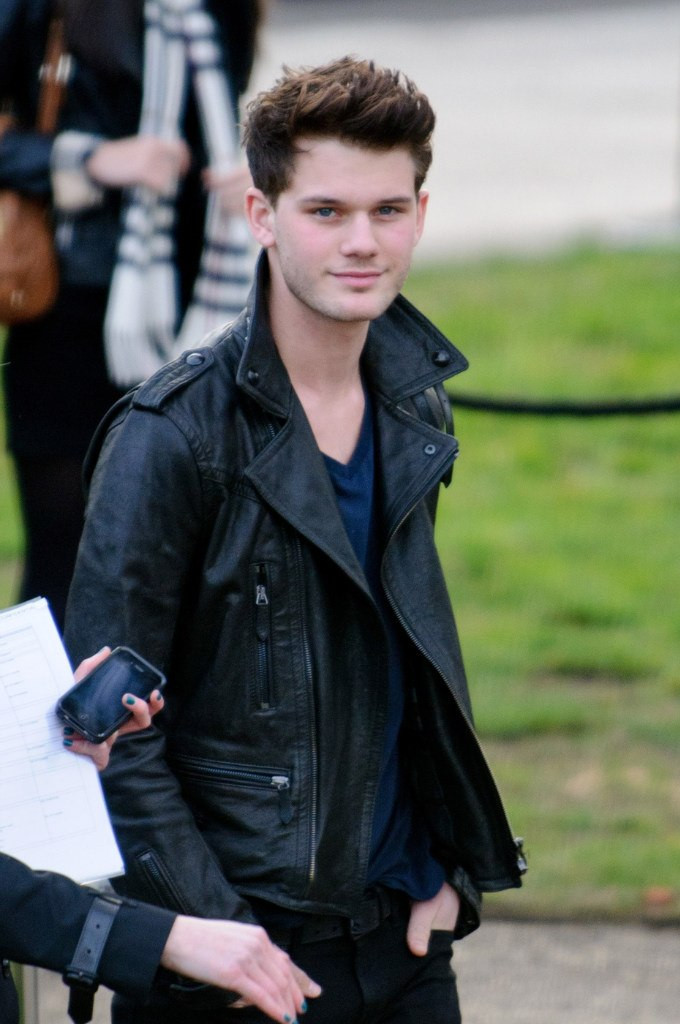 Jeremy Irvine: pic #718702