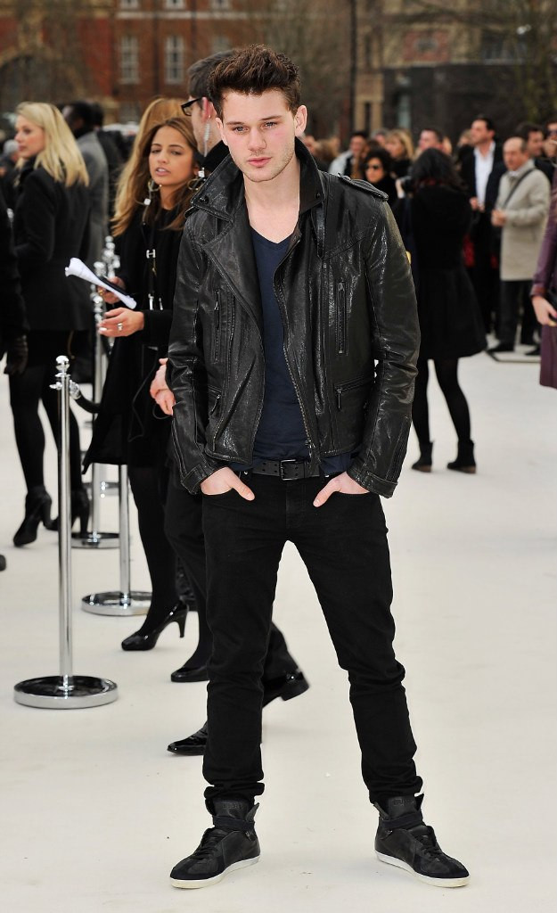 Jeremy Irvine: pic #719359