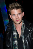 Jeremy Irvine photo #