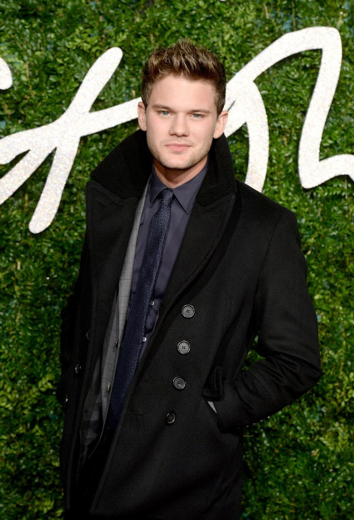 Jeremy Irvine: pic #745377