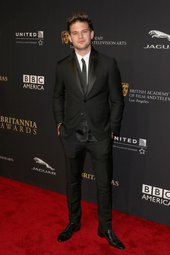 Jeremy Irvine: pic #745373