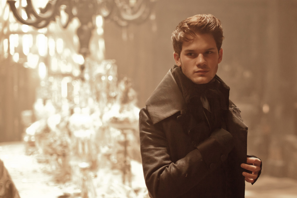 Jeremy Irvine: pic #711512