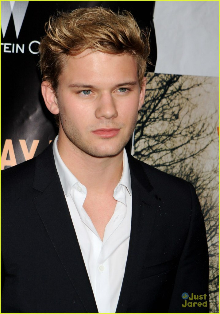 Jeremy Irvine: pic #713175