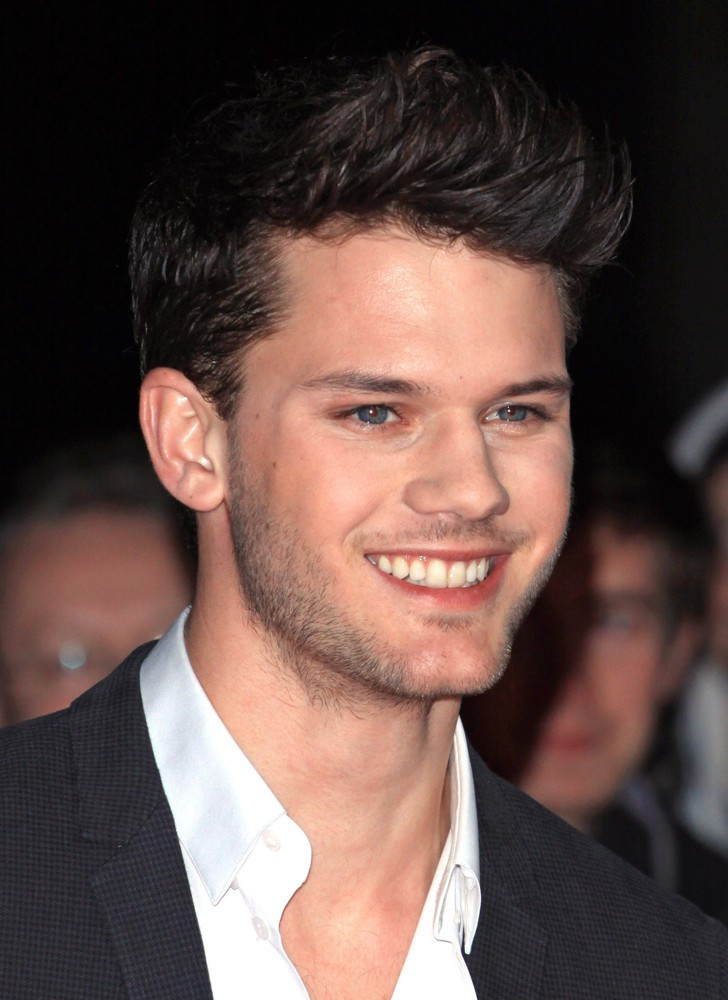 Jeremy Irvine: pic #711529