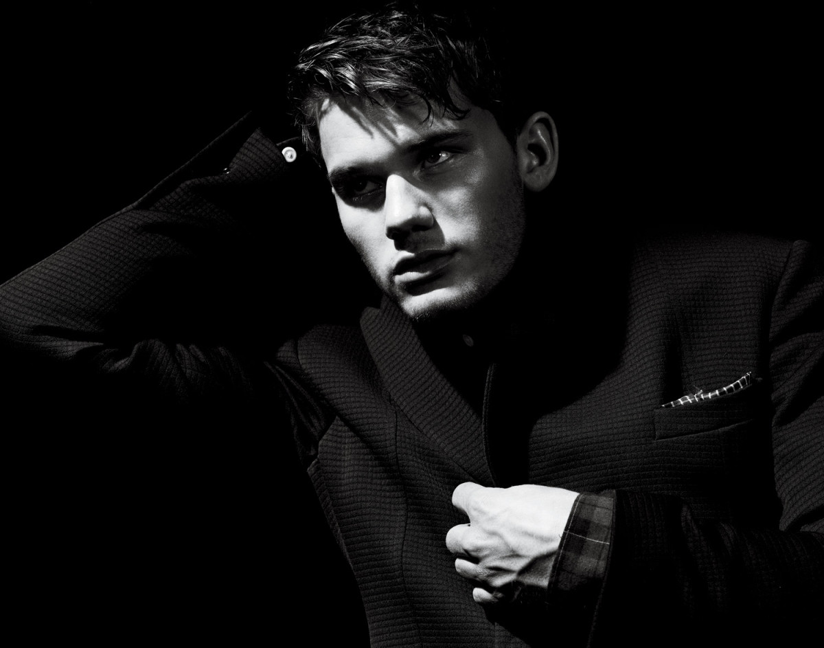 Jeremy Irvine: pic #711528