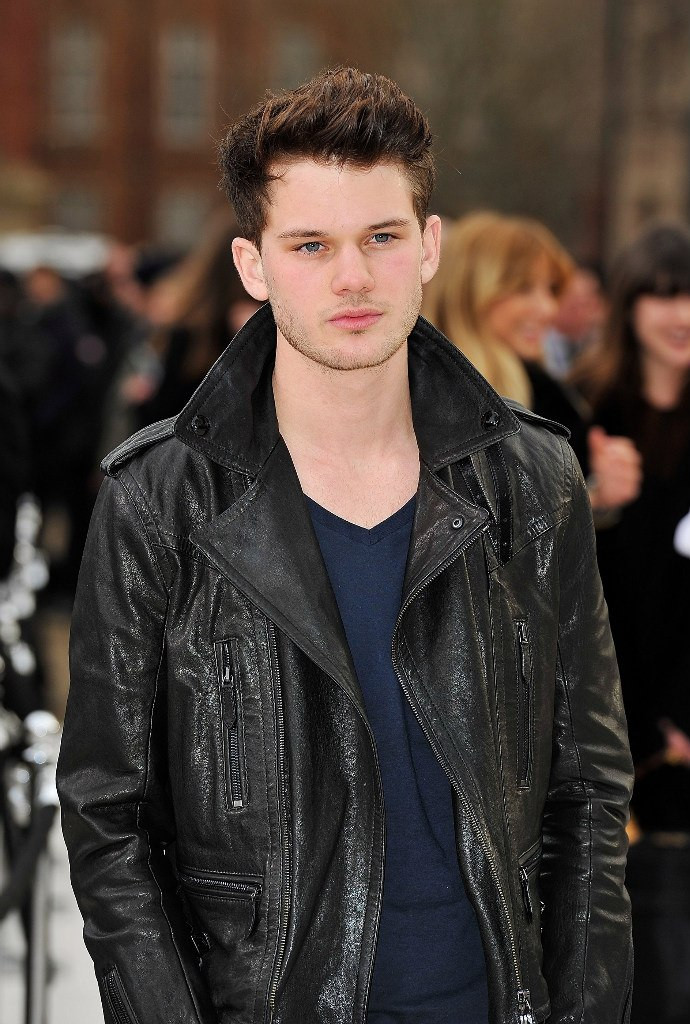 Jeremy Irvine: pic #717749